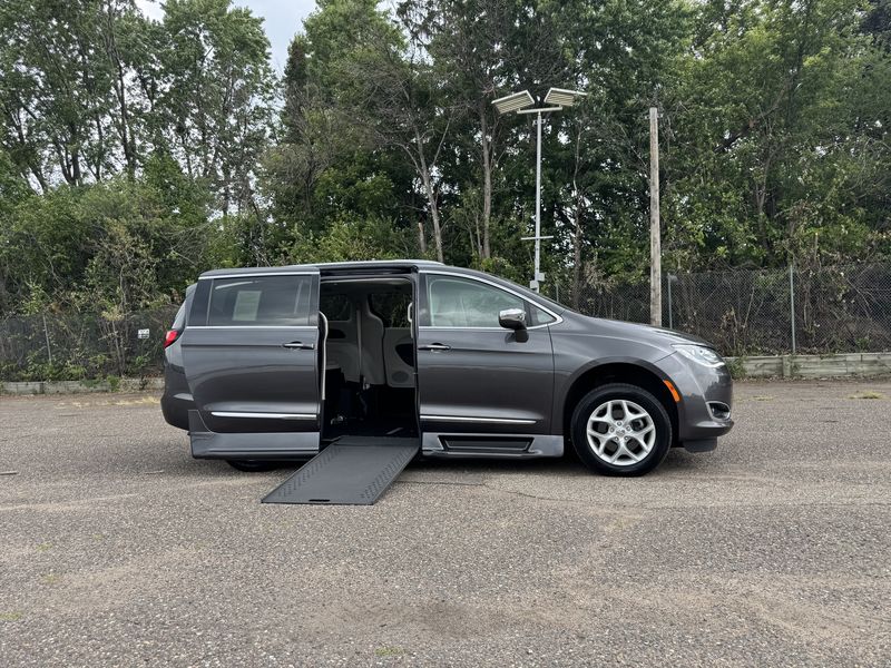 Used 2017 Chrysler Pacifica