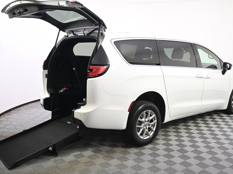 Used 2025 Chrysler Pacifica
