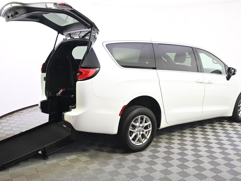Used 2025 Chrysler Pacifica