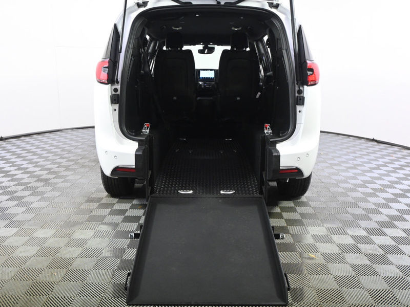 Used 2026 Chrysler Pacifica